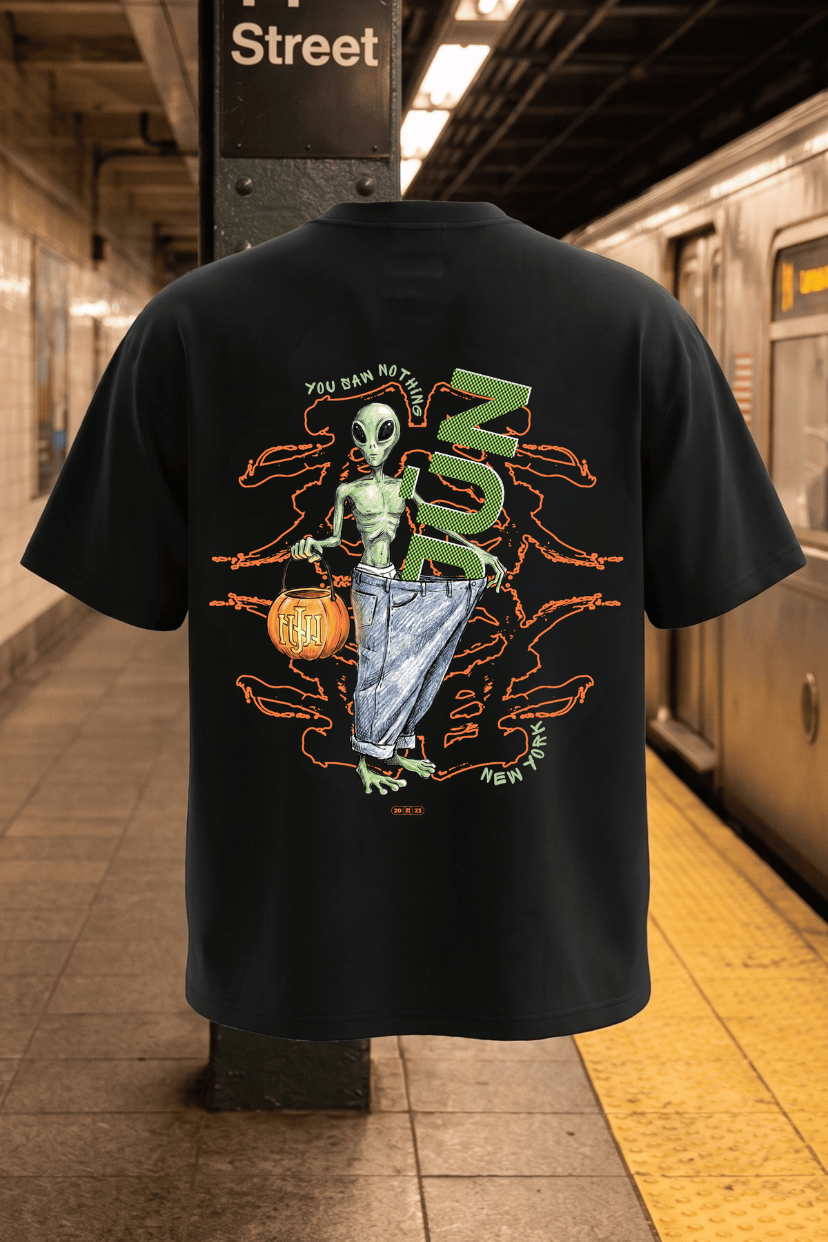HALLOWEEN ALIEN. TEE